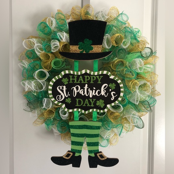 St. Patrick’s Day Green & White Decorative Mesh Wreath with glittery decor piece - Picture 1 of 10